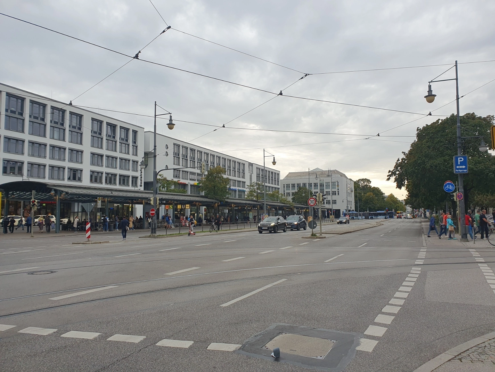 Orleansstraße in München, links der Ostbahnhof, rechts der Orleansplatz