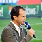 Mehmet Scholl subdues intruder